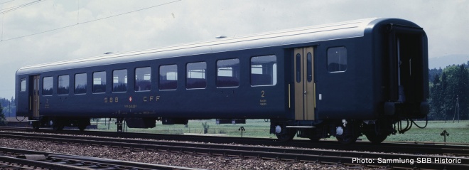Passenger Car 2nd Class type EW II<br /><a href='images/pictures/Roco/Roco-74563.jpg' target='_blank'>Full size image</a>